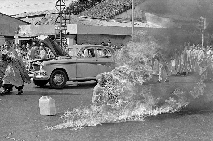 1920px-Th%C3%ADch_Qu%E1%BA%A3ng_%C4%90%E1%BB%A9c_self-immolation